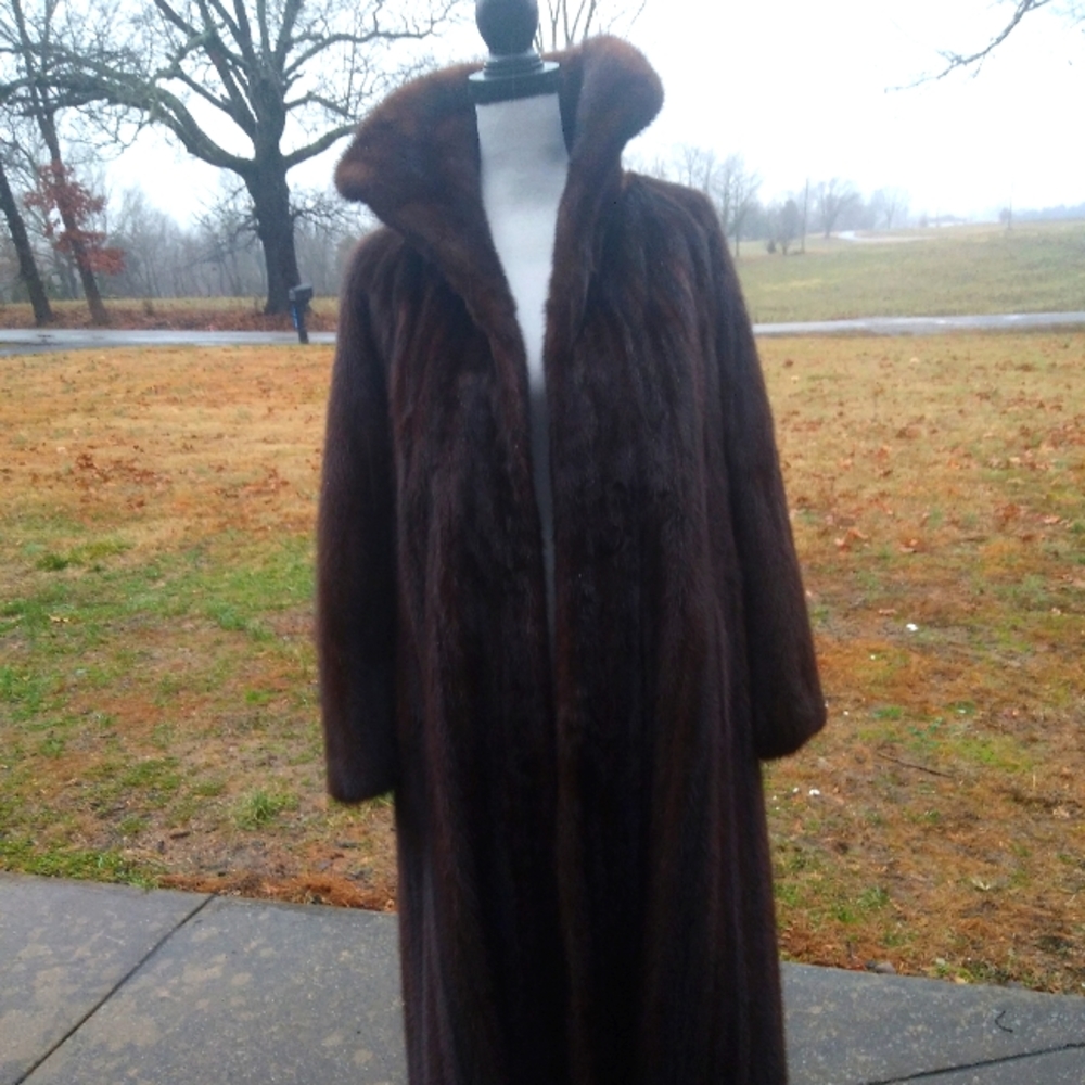 Luxurious Dark Brown Mink Coat. No size tag. Fits M/L